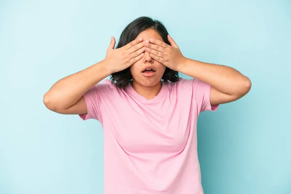 Young Latin Woman Isolated Blue Background Afraid Covering Eyes Hands — Stock Photo, Image