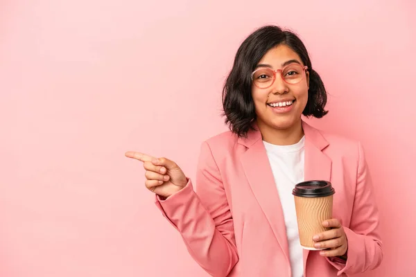 Jonge Latijnse Vrouw Houdt Nemen Koffie Geïsoleerd Roze Achtergrond Glimlachen — Stockfoto