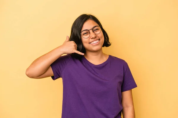 Jonge Latijnse Vrouw Geïsoleerd Gele Achtergrond Tonen Een Mobiele Telefoon — Stockfoto