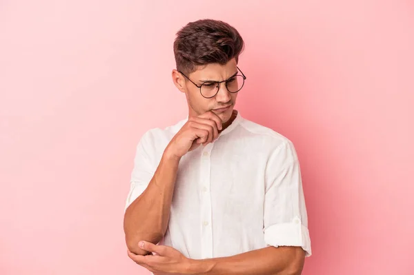 Young Caucasian Man Isolated Pink Background Looking Sideways Doubtful Skeptical — Stock Photo, Image