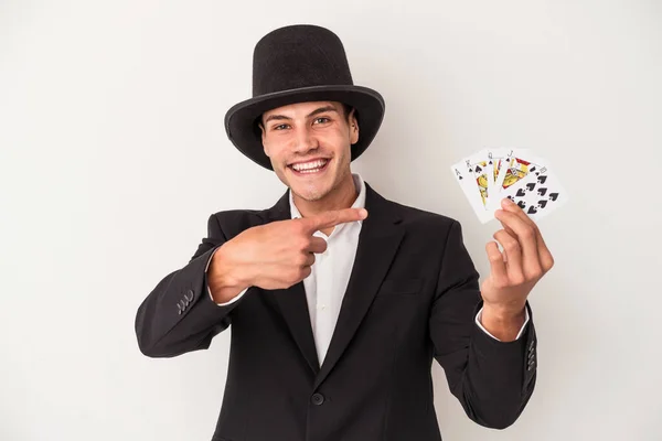 Młody Magik Biały Człowiek Trzyma Magiczne Karty Izolowane Białym Tle — Zdjęcie stockowe