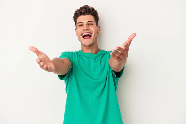 Joven Caucásico Hombre Aislado Blanco Fondo Siente Seguro Dar Abrazo —  Fotos de Stock