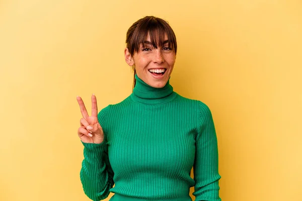 Mladá Argentinská Žena Izolované Žlutém Pozadí Ukazuje Vítězství Znamení Široce — Stock fotografie