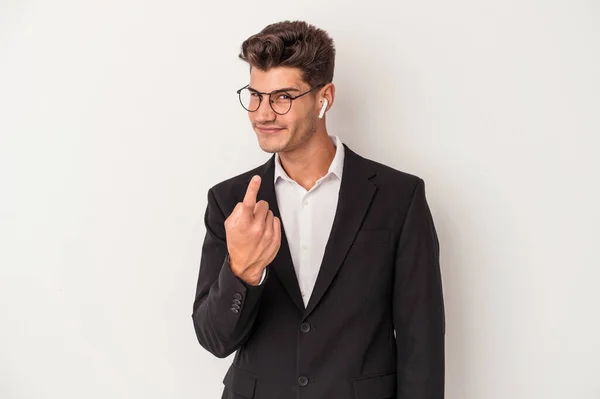 Νεαρός Επιχειρηματίας Καυκάσιος Που Φοράει Ακουστικά Απομονωμένα Λευκό Φόντο Δείχνοντας — Φωτογραφία Αρχείου