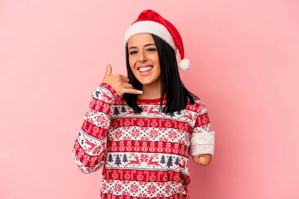 Joven Mujer Caucásica Con Brazo Celebrando Navidad Aislada Sobre Fondo — Foto de Stock