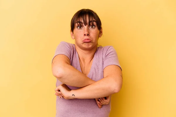 Young Argentinian Woman Isolated Yellow Background Shrugs Shoulders Open Eyes — Photo