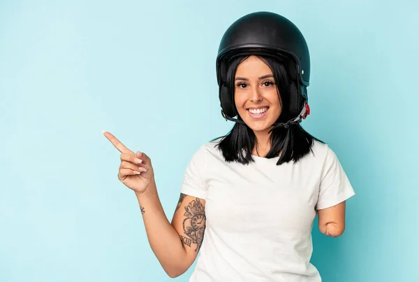 Mujer Caucásica Joven Con Brazo Con Casco Moto Aislado Fondo —  Fotos de Stock