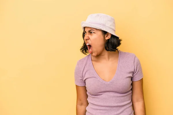 Mujer Latina Joven Aislada Sobre Fondo Amarillo Gritando Muy Enojada —  Fotos de Stock