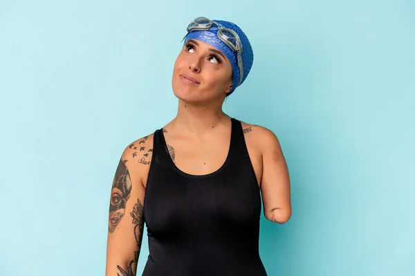 Giovane Nuotatrice Caucasica Con Braccio Isolato Sfondo Blu Sognando Raggiungere — Foto Stock