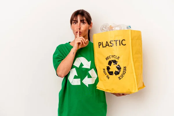 Jovem Argentina Reciclada Plástico Isolado Sobre Fundo Branco Mantendo Segredo — Fotografia de Stock