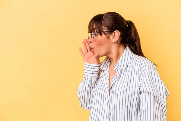 Young Argentinian Woman Isolated Yellow Background Saying Secret Hot Braking — Stock Photo, Image