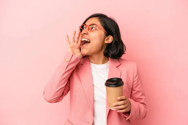 Jonge Latijn Vrouw Holding Take Away Koffie Geïsoleerd Roze Achtergrond — Stockfoto