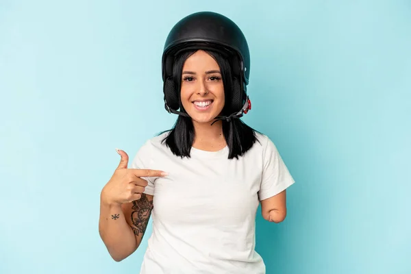 Mulher Branca Jovem Com Braço Usando Capacete Motocicleta Isolado Azul — Fotografia de Stock