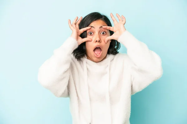 Mujer Latina Joven Aislada Sobre Fondo Azul Manteniendo Los Ojos — Foto de Stock