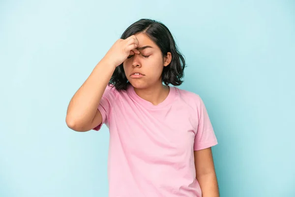 Junge Lateinische Frau Isoliert Auf Blauem Hintergrund Mit Kopfschmerzen Berührung — Stockfoto