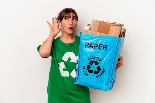 Młoda Argentyńska Kobieta Recykling Papieru Izolowane Żółtym Tle Próbuje Słuchać — Zdjęcie stockowe