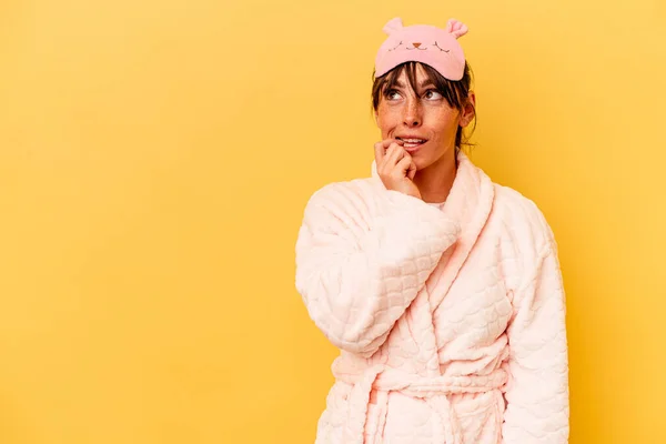 Joven Argentina Vestida Con Pijama Aislado Sobre Fondo Amarillo Relajada —  Fotos de Stock