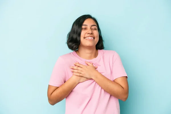 Mladá Latinská Žena Izolované Modrém Pozadí Směje Držet Ruce Srdci — Stock fotografie