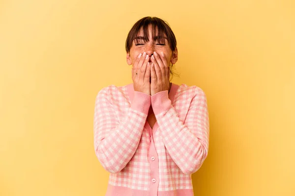 Jeune Femme Argentine Isolée Sur Fond Jaune Riant Quelque Chose — Photo