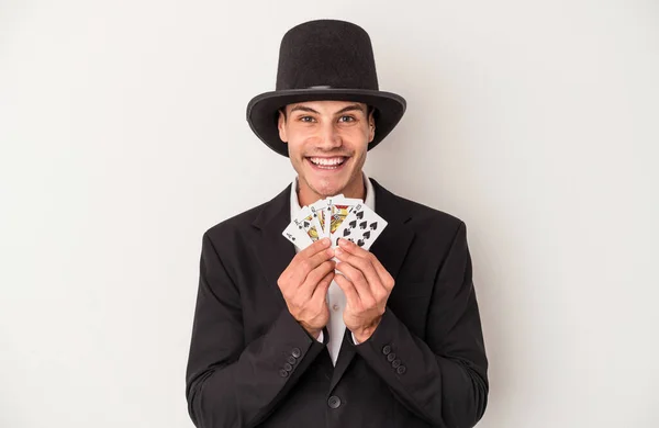 Jovem Mágico Caucasiano Homem Segurando Cartas Mágicas Isolado Fundo Branco — Fotografia de Stock