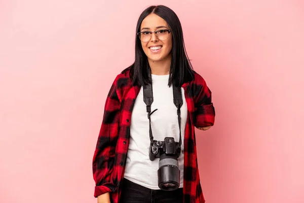 Joven Mujer Fotografía Caucásica Con Brazo Aislado Sobre Fondo Rosa —  Fotos de Stock