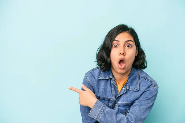 Mujer Latina Joven Aislada Puntos Azules Fondo Con Dedo Pulgar — Foto de Stock