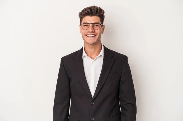 Joven Hombre Caucásico Negocios Aislado Sobre Fondo Blanco Feliz Sonriente —  Fotos de Stock