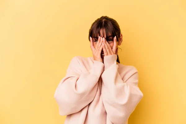 Young Argentinian Woman Isolated Yellow Background Blink Camera Fingers Embarrassed — Foto de Stock