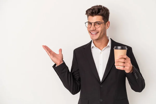Mladý Obchodní Kavkazský Muž Drží Odnést Kávu Izolované Bílém Pozadí — Stock fotografie