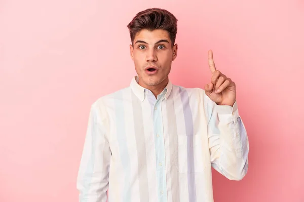 Young Caucasian Man Isolated Pink Background Pointing Upside Opened Mouth — Stock Photo, Image