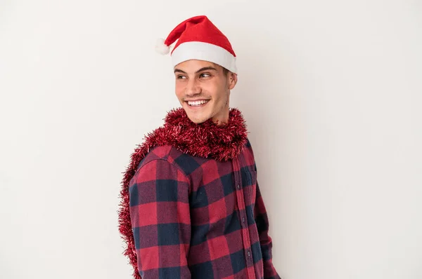 Beyaz Arka Planda Izole Edilmiş Bir Şekilde Noel Kutlayan Genç — Stok fotoğraf