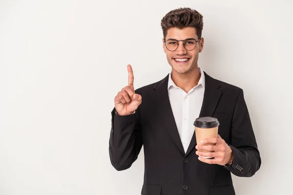 Mladý Obchod Kavkazský Muž Drží Odnést Kávu Izolované Bílém Pozadí — Stock fotografie