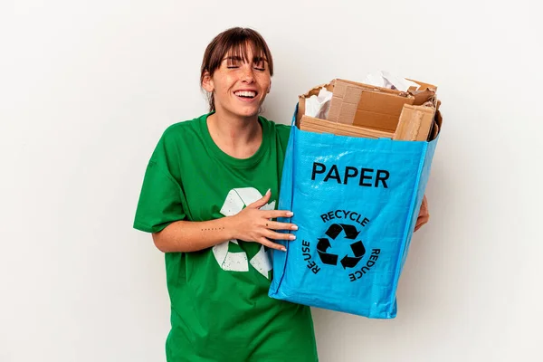Młoda Argentyńska Kobieta Recyklingu Papieru Izolowane Żółtym Tle Śmiech Zabawy — Zdjęcie stockowe