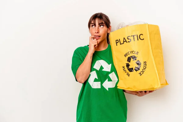 Jeune Femme Argentine Recyclé Plastique Isolé Sur Fond Blanc Détendu — Photo