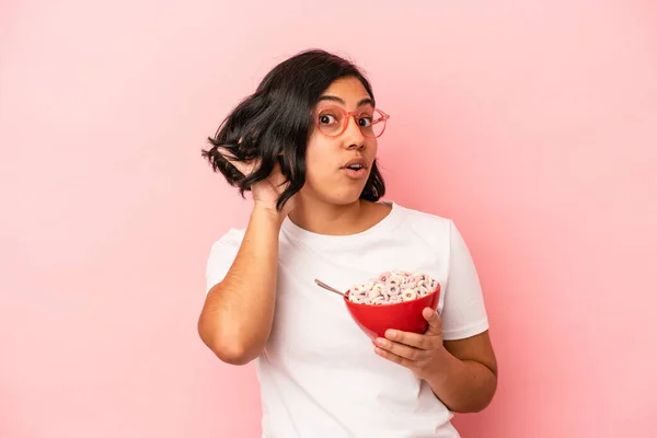 Jonge Latijn Vrouw Houden Granen Geïsoleerd Roze Achtergrond Proberen Een — Stockfoto