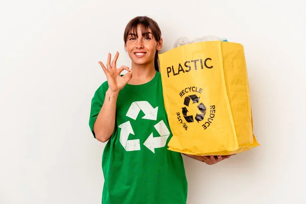Jovem Argentina Reciclado Plástico Isolado Fundo Branco Alegre Confiante Mostrando — Fotografia de Stock