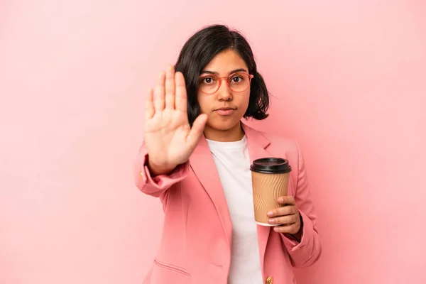 Jonge Latijnse Vrouw Houden Take Away Koffie Geïsoleerd Roze Achtergrond — Stockfoto