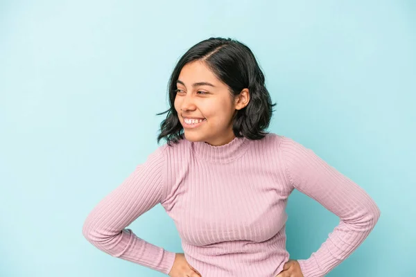 Jonge Latin Vrouw Geïsoleerd Blauwe Achtergrond Lacht Gelukkig Heeft Plezier — Stockfoto