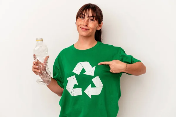 Młoda Argentyńczyk Kobieta Recyklingu Tworzyw Sztucznych Izolowane Białym Tle — Zdjęcie stockowe