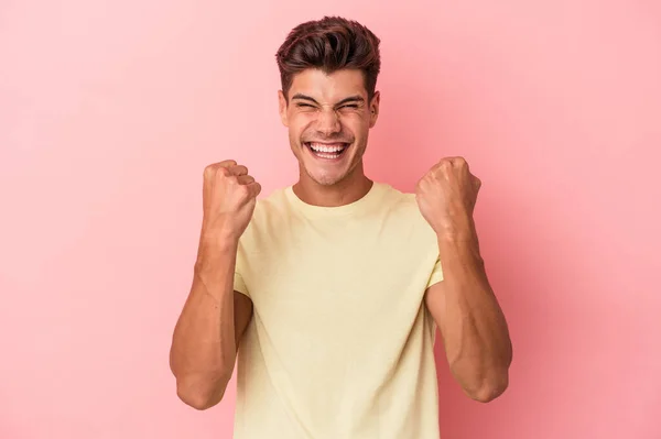 Giovane Uomo Caucasico Isolato Sfondo Rosa Tifo Spensierato Eccitato Concetto — Foto Stock