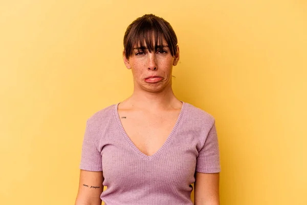 Mladá Argentinská Žena Izolovaná Žlutém Pozadí Smutná Vážná Tvář Nešťastná — Stock fotografie