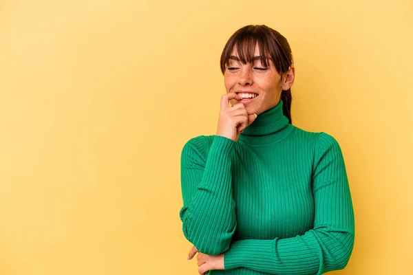 Young Argentinian Woman Isolated Yellow Background Relaxed Thinking Something Looking —  Fotos de Stock