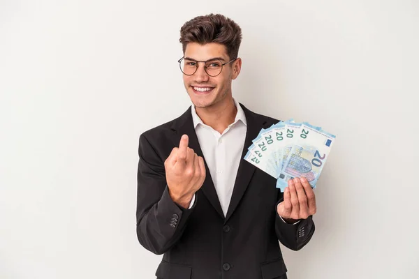 Mladý Obchodník Kavkazský Muž Drží Bankovky Izolované Bílém Pozadí Ukazuje — Stock fotografie