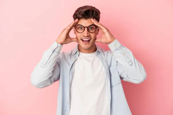 Joven Hombre Caucásico Aislado Sobre Fondo Rosa Recibiendo Una Agradable — Foto de Stock