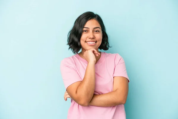 Mujer Latina Joven Aislada Sobre Fondo Azul Sonriendo Feliz Confiada — Foto de Stock