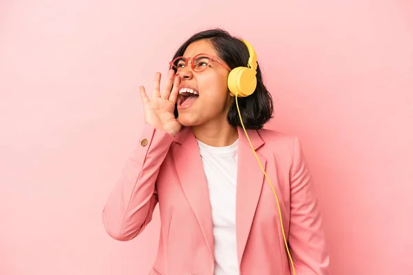 Νεαρή Λατίνα Γυναίκα Που Ακούει Μουσική Απομονωμένη Ροζ Φόντο Φωνάζοντας — Φωτογραφία Αρχείου