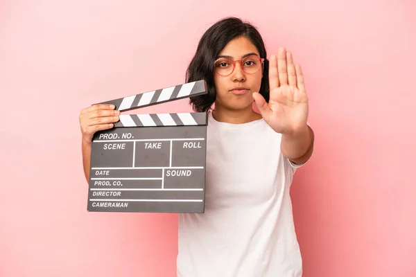Mujer Latina Joven Sosteniendo Clapperboard Aislado Sobre Fondo Rosa Pie —  Fotos de Stock