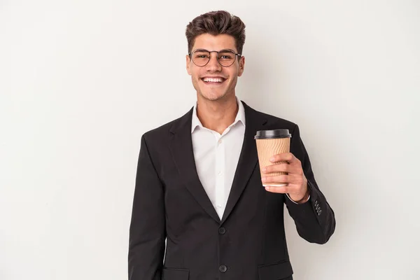 年轻的生意人手里拿着咖啡 与白人隔离 — 图库照片