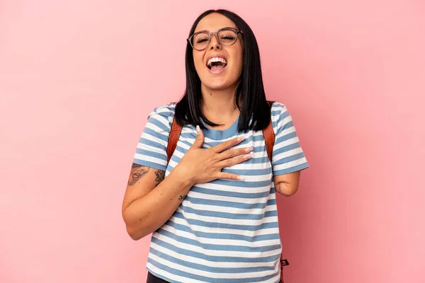 Νεαρή Καυκάσια Μαθήτρια Ένα Χέρι Απομονωμένο Ροζ Φόντο Γελάει Δυνατά — Φωτογραφία Αρχείου