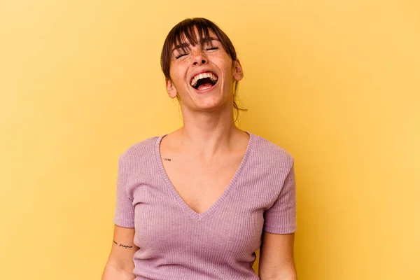 Jonge Argentijnse Vrouw Geïsoleerd Gele Achtergrond Ontspannen Gelukkig Lachen Nek — Stockfoto